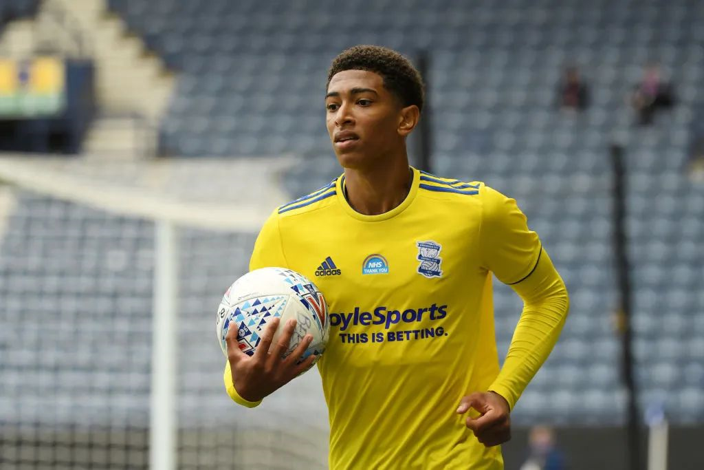 北京国安足协杯夺冠，法比奥荣膺金靴，球员拼尽全力，彰显拼搏精神。