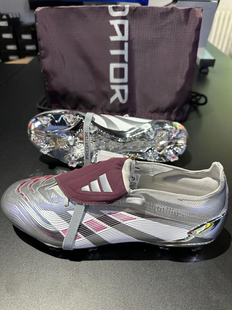 法兰克福球迷在诺坎普球场对巴萨支持者发动投掷袭击