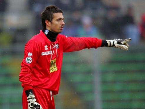 比赛中阿尔特塔挡在了波罗发界外球的路线上，双方爆发冲突