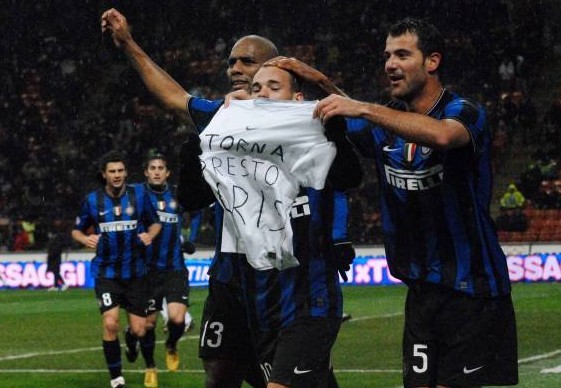 积雪已覆盖球场，加拿大联赛球员在雪战中完成潇洒倒钩得分